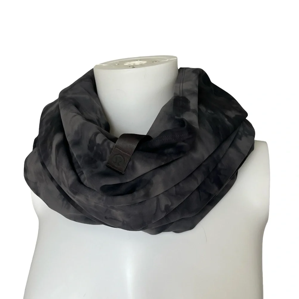 Lululemon Infinity Scarf Vinyasa Scarf Gray Smoke Snap Closure Stretch